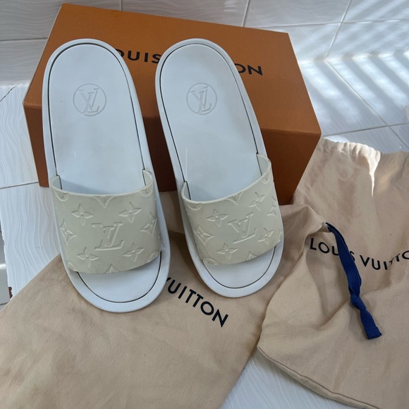 AUTHENTIC with box & shoe bags Louis Vuitton white pool slides. Rubber slides. - Picture 3 of 13